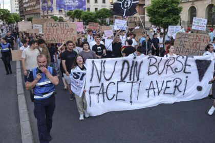 anosr sistemul de burse a fost constant subfinantat iar acum va scadea la jumatate 44 000 de studenti afectati 689d8b95319d7