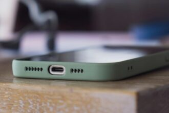 barbat prins dupa ce a furat un telefon si a accesat aplicatii bancare efectuand retrageri de bani plati si transferuri 68a420760d250