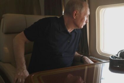 ce documente a studiat putin in zborul spre alaska inaintea intalnirii cu donald trump 689f86504ec97