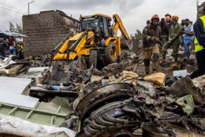 cel putin sase morti dupa ce un avion s a prabusit intr o zona de case de la periferia orasului nairobi kenya 6894e68e4d45d