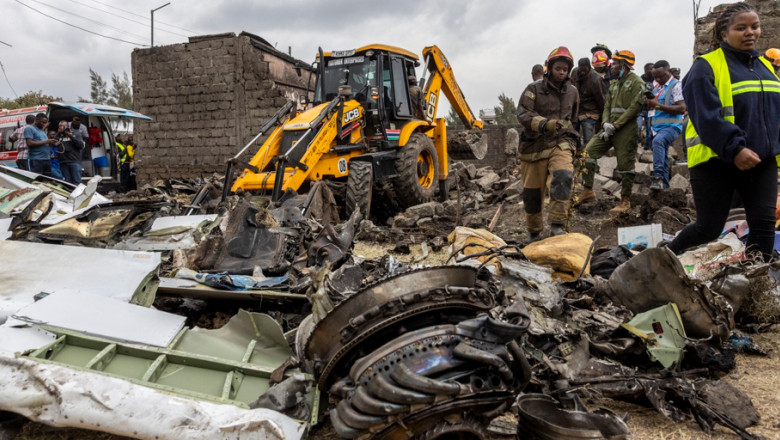 cel putin sase morti dupa ce un avion s a prabusit intr o zona de case de la periferia orasului nairobi kenya 6894e68e4d45d