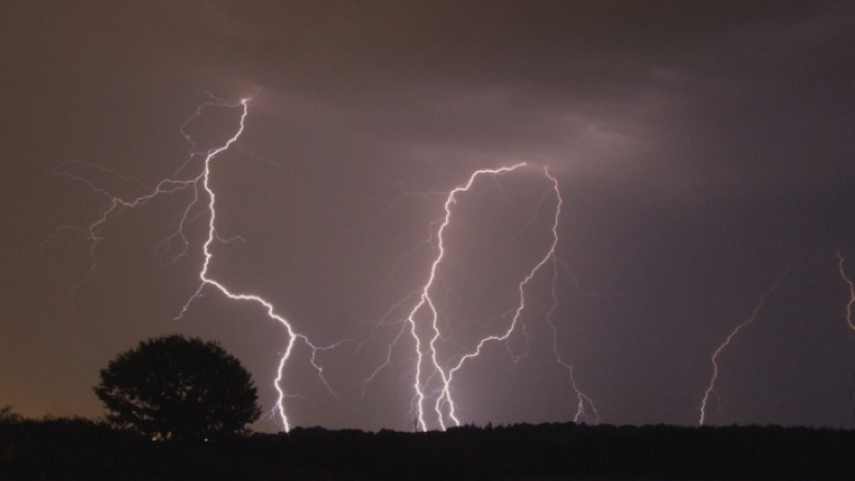 cod rosu de furtuni puternice descarcari electrice si grindina care sunt zonele vizate de avertizari anm 68a1efc60acc1