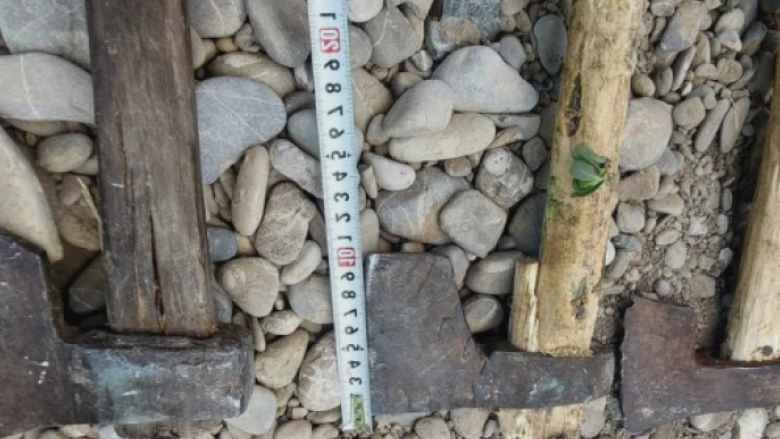 cutite topoare si coase descoperite la doi barbati veniti la un targ traditional organizat de sfanta maria in judetul dambovita 689f733a08f2b