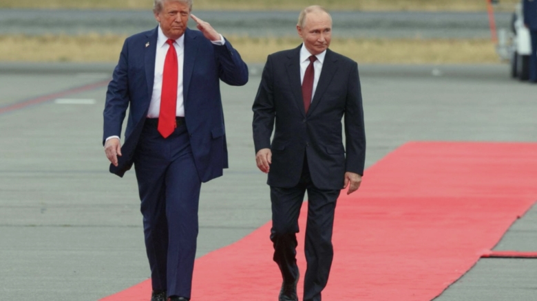 de ce merge putin mai mereu cu bratul drept rigid ce spun specialistii intre antrenamentele kgb si suspiciunile de tratamente cu steroizi 68b454ab446ff