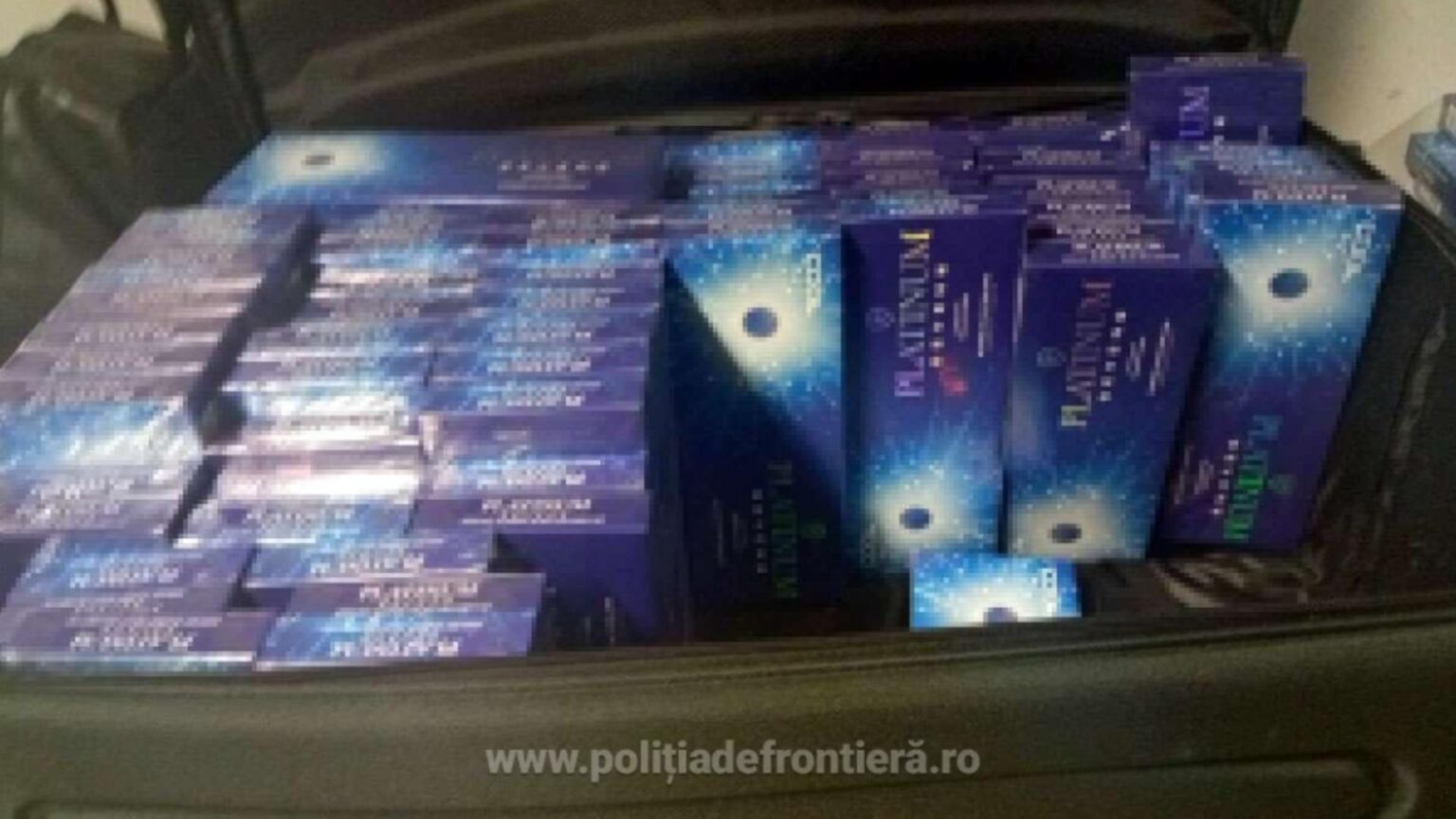 doi romani prinsi cu aproximativ 2 700 de pachete cu tigari pe aeroportul otopeni marfa adusa din dubai 68a8292c55bb4