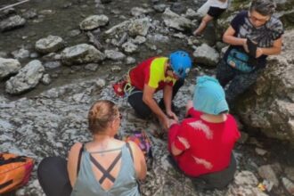 fetita de 11 ani accidentata pe cheile rametului interventia salvamont ingreunata de numarul mare de turisti aflati pe traseu 689f48861ac66