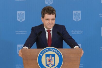 foto de ce a lipsit nicusor dan de la ziua marinei imagini cu presedintele si familia sa la o manastire 689f3af21f22d