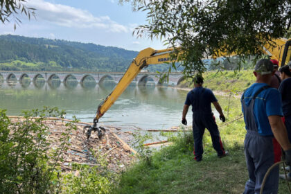foto prefectura neamt au fost scosi din lacul izvorul muntelui 300 de metri cubi de deseuri dupa viituri curatenia e departe de final 6894c0e34cf26