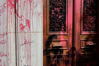 foto sediul companiei aeriene nationale israeliene de la paris vandalizat cand macron anunta cadouri hamasului acesta e rezultatul 6894d99cf1018