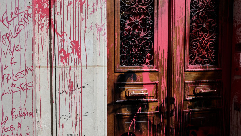 foto sediul companiei aeriene nationale israeliene de la paris vandalizat cand macron anunta cadouri hamasului acesta e rezultatul 6894d99cf1018