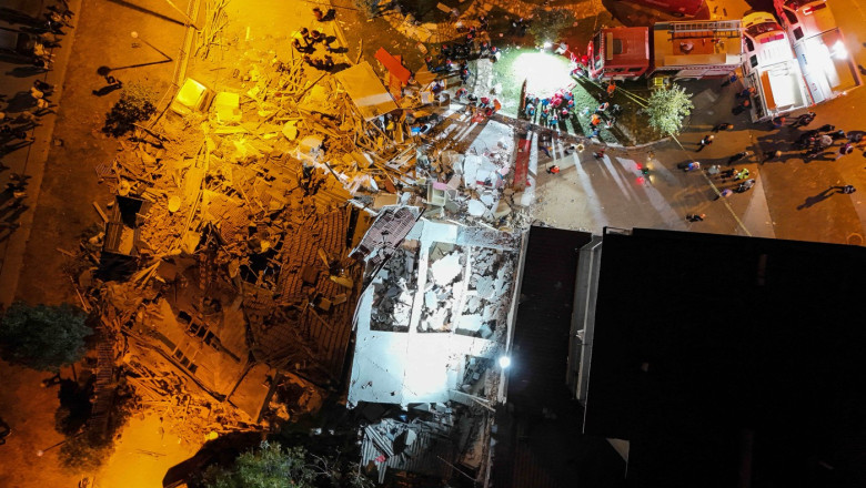 galerie foto cutremur de magnitudine 61 in turcia cel putin un mort si mai multe cladiri prabusite 68997663ab605