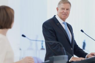 klaus iohannis banuit ca si a facut o operatie estetica ce spun specialistii si cum au reactionat romanii 68af176f82520