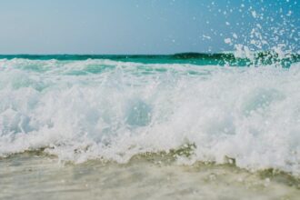 la un pas de tragedie mama si fiica salvate din valuri la 2 mai 68a718401934b