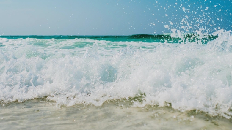 la un pas de tragedie mama si fiica salvate din valuri la 2 mai 68a718401934b