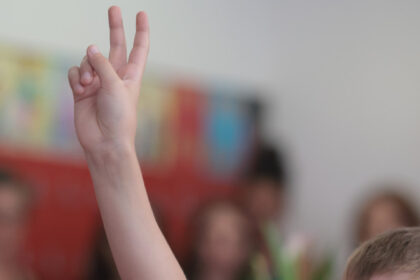 ministerul educatiei propune noi reguli pentru bursele scolare ale elevilor ce prevede proiectul 689d99f42625a