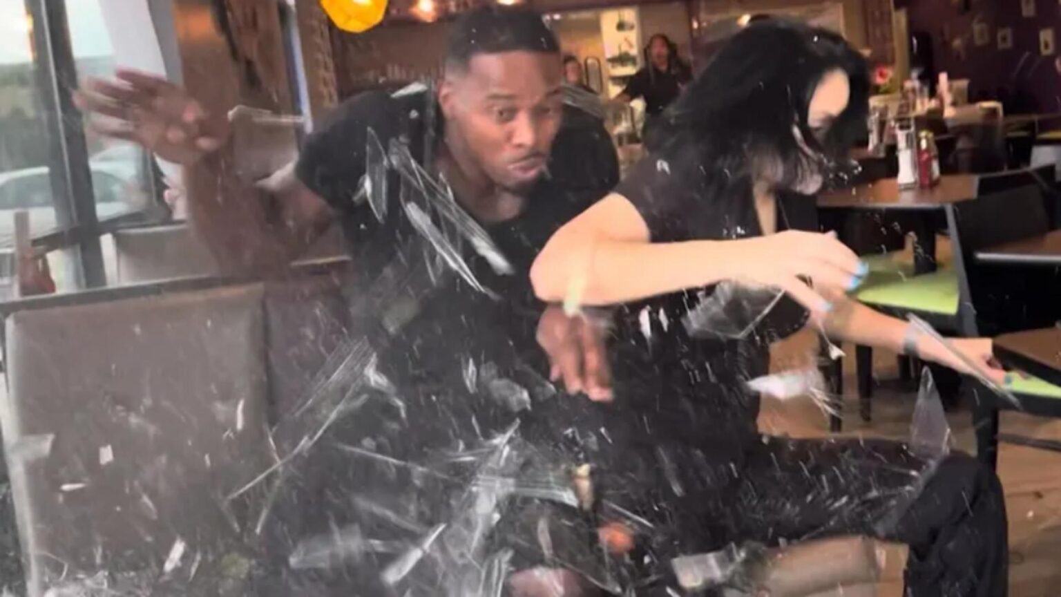 moment de groaza intr un restaurant un suv a intrat direct in local in timp ce doi influenceri filmau o recenzie culinara 68a477fc12ce3