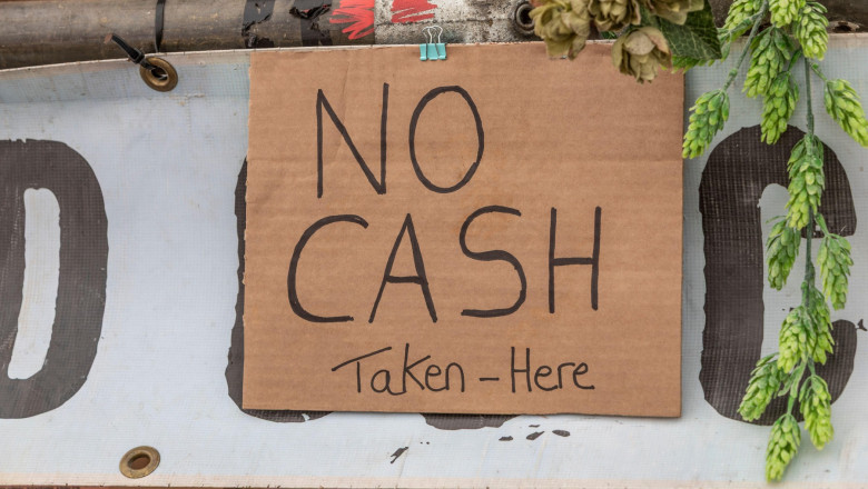 o tara unde banii cash fac legea si cei mai multi oameni nu au cont bancar ar putea fi primul stat din lume care interzice bancnotele 6896ddf767a6a