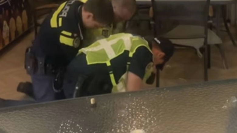 scandal de proportii intr o benzinarie din turda doi barbati au fost incatusati de politisti video 68ab224e1a87f