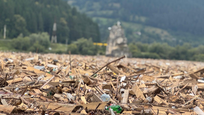 stare de alerta in poiana teiului deseuri si cadavre de animale au impanzit lacul izvorul muntelui bicaz dupa inundatii 688d257d9dbc1