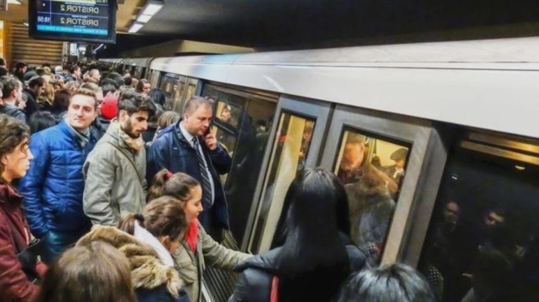 starea jalnica a metroului din bucuresti descoperita in urma unui control defectiuni pe banda rulanta in timp ce angajatii care lucreaza la etaj primesc spor de subteran 68af55eb70807