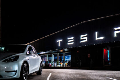 tesla considerata partial vinovata pentru un accident fatal masina folosise pilotul automat ce daune va plati firma lui musk 688e171a6a948