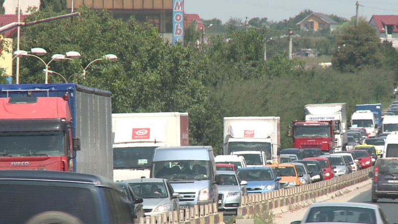 trafic aglomerat pe dn 39 catre si dinspre vama veche circulatia este ingreunata din cauza unui accident intre un autocar si 4 masini 688f1c3517931