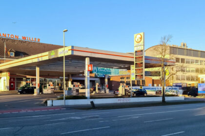 un baiat de 10 ani a fost uitat de parinti intr o benzinarie din germania si au dat seama abia dupa jumatate de ora 689ca3f50ce92