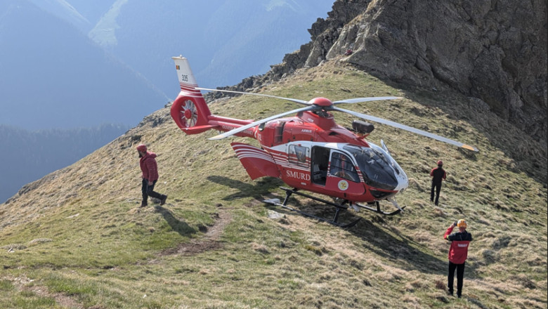 un barbat care a scapat cu viata dupa ce a cazut 100 de metri intr o prapastie in zona varfului moldoveanu recuperat cu elicopterul 689778b01aeca