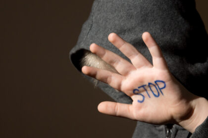 un barbat din dolj a fost retinut pentru ca si a batut fiul de 11 ani strigatele de ajutor ale copilului au fost auzite din apartament 689086441b64f