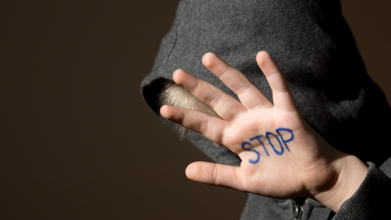 un barbat din dolj a fost retinut pentru ca si a batut fiul de 11 ani strigatele de ajutor ale copilului au fost auzite din apartament 689086441b64f