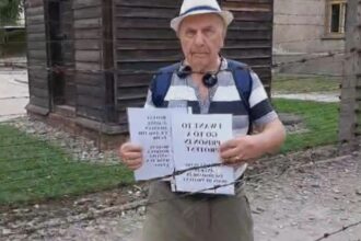 un roman persecutat de catre securitate isi cere dreptatea in fata memorialului auschwitz la 35 de ani de la caderea comunismului statul roman continua sa l batjocoreasca video 68a9ae5d5b2ee