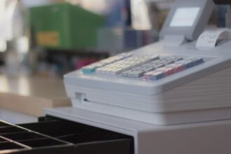 un tanar de 17 ani a smuls casa de marcat dintr o brutarie din bacau si a luat o la fuga cu ea 68a2f01ad5c9f