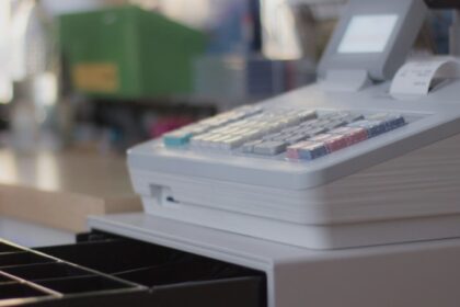 un tanar de 17 ani a smuls casa de marcat dintr o brutarie din bacau si a luat o la fuga cu ea 68a2f01ad5c9f