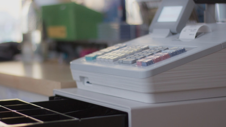 un tanar de 17 ani a smuls casa de marcat dintr o brutarie din bacau si a luat o la fuga cu ea 68a2f01ad5c9f