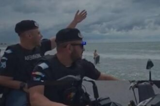 valuri periculoase pe litoral la saturn jandarmii i au somat sa iasa din apa pe turistii care au ignorat steagul rosu video 68a451e924c4e