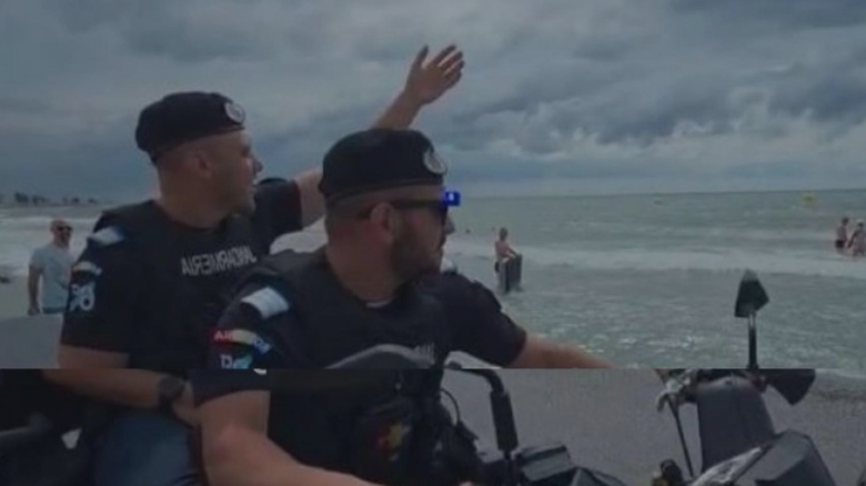 valuri periculoase pe litoral la saturn jandarmii i au somat sa iasa din apa pe turistii care au ignorat steagul rosu video 68a451e924c4e