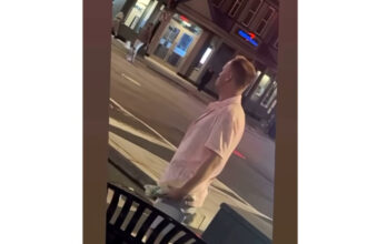 video ce pedeapsa poate lua un barbat din washington care a aruncat cu un sendvis intr un ofiter federal scena a devenit virala pe internet 689d80f6cd14e