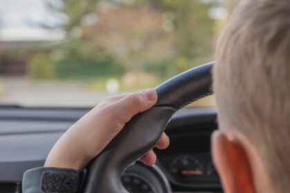 video copil de 11 ani prins la volanul unei masini in judetul dolj politistii l au urmarit pe strazi dupa ce minorul a fugit de ei 689f2fcda2589