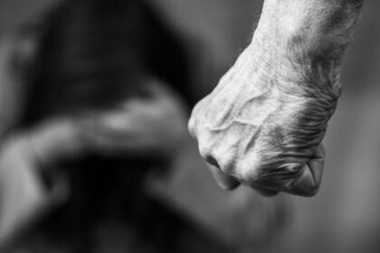 video femeie din bacau batuta de sot in plina strada pentru ca a spart un borcan barbatul a fost arestat 689c32170e5ef