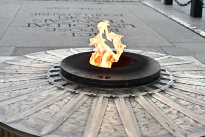 video gestul care a socat franta un barbat si a aprins tigara cu flacara eterna de la mormantul soldatului necunoscut 68931e8b5a98c