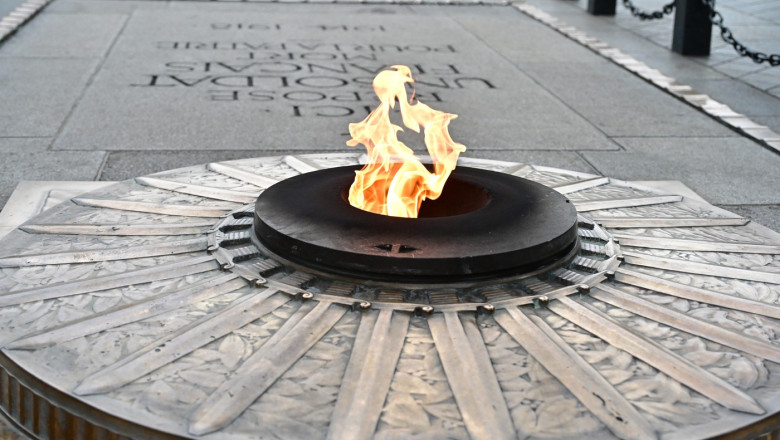 video gestul care a socat franta un barbat si a aprins tigara cu flacara eterna de la mormantul soldatului necunoscut 68931e8b5a98c