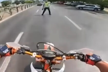 video gestul teribilist al unui tanar pe motocicleta care i a adus o amenda de 800 de lei si suspendarea permisului 689cfb52cd774