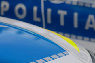 video imagini socante doua femei lovite pe trotuar de un sofer care a pierdut controlul unei masini sport 6891ed2093703