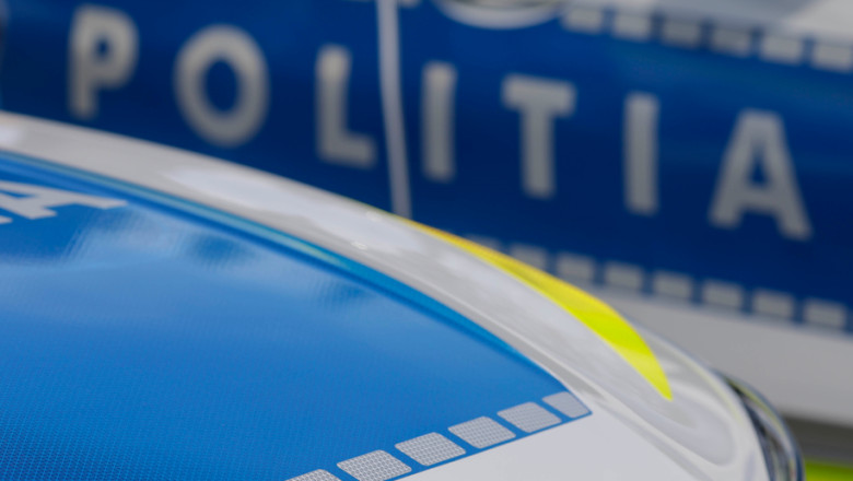 video imagini socante doua femei lovite pe trotuar de un sofer care a pierdut controlul unei masini sport 6891ed2093703