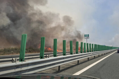 video incendiu de vegetatie langa autostrada soarelui pompierii intervin cu mai multe autospeciale traficul rutier oprit 688cb410db4d9