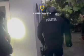 video jaf de proportii in capitala seif cu bunuri in valoare de 20 000 de euro spart cu unelte improvizate 689dc5627edab