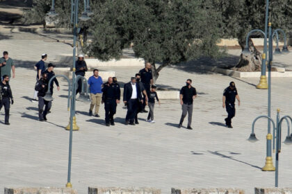 video ministrul israelian de extrema dreapta itamar ben gvir s a rugat in complexul moscheei al aqsa incalcand o regula veche de decenii 688f38cc446e2