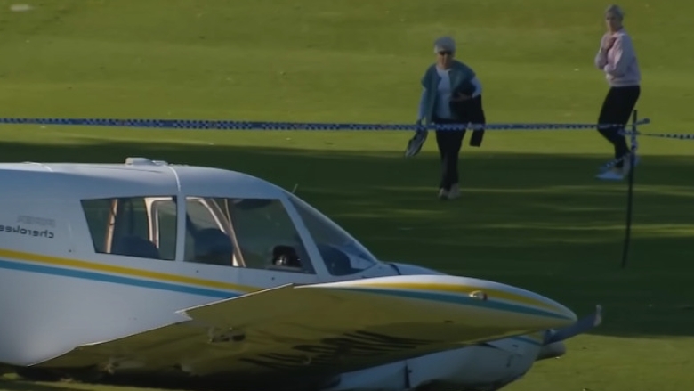 video momentul in care un avion incearca o aterizare fortata si cade pe un teren de golf in australia 68a2d701e9f28