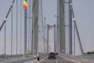 video noi probleme la golden gate de romania in asfaltul podului de la braila au aparut gauri prin care iese apa ce spune cnair 6890d38ea7970