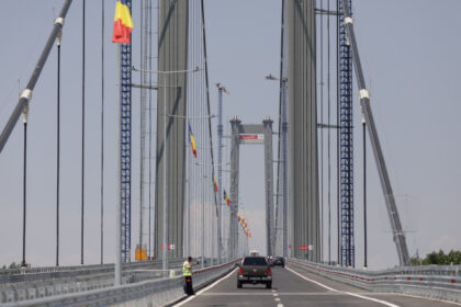 video noi probleme la golden gate de romania in asfaltul podului de la braila au aparut gauri prin care iese apa ce spune cnair 6890d38ea7970